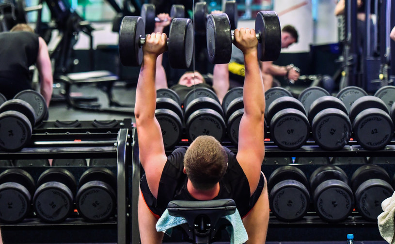 Tłumy na siłowniach. „Ćwiczą bez żadnej wiedzy, umiejętności, aż mnie oczy bolą”