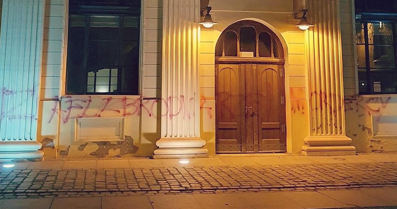 Zdewastowana fasada wrocławskiej synagogi. Policja szuka sprawcy