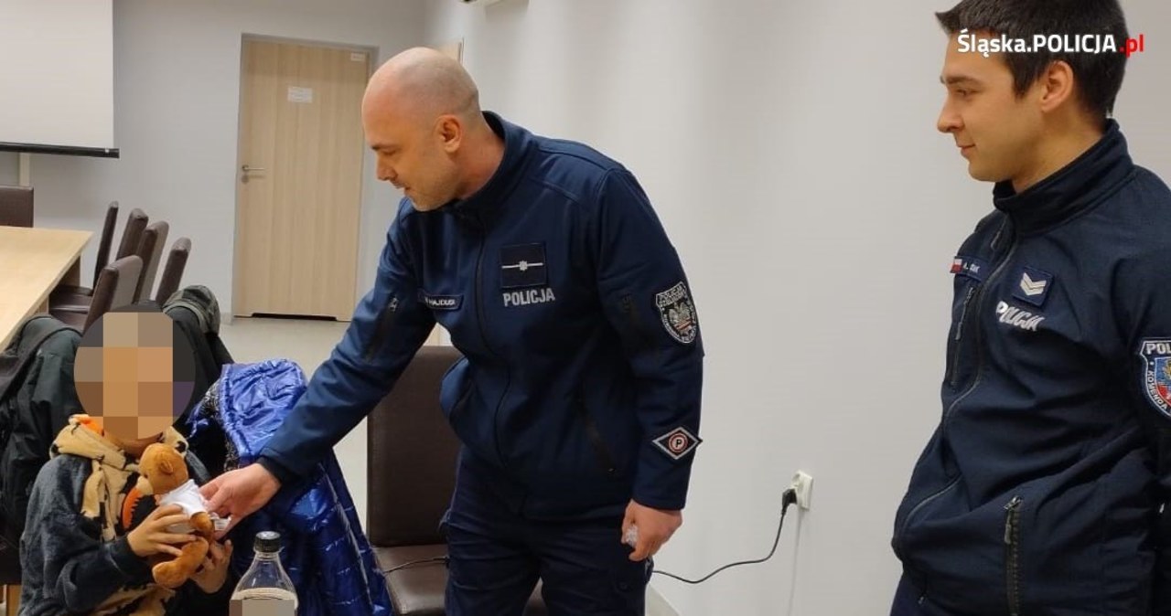 Matka leżała pijana na trawniku. Obok stał przerażony chłopiec