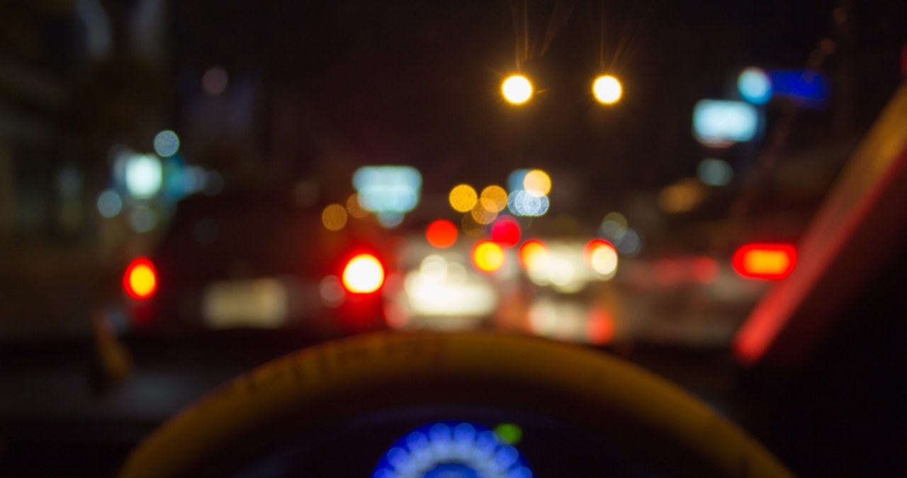 Pijani małżonkowie w aucie. Zamienili się za kierownicą po wjechaniu w słup