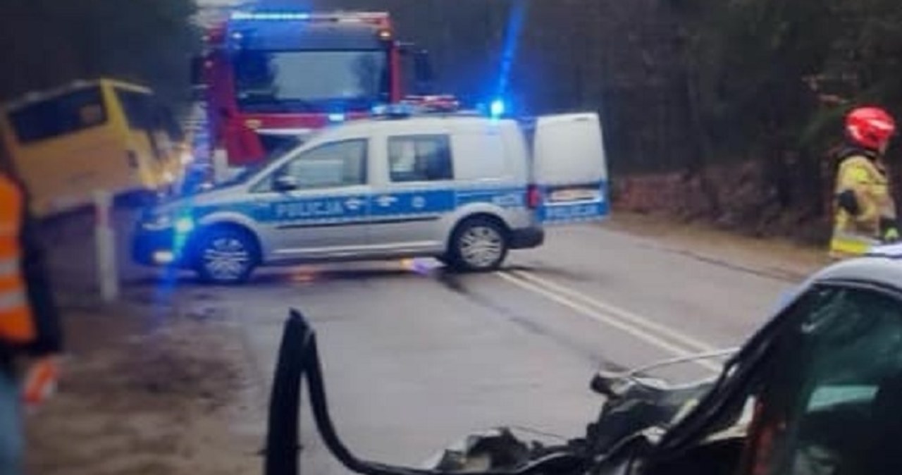 Zderzenie auta ze szkolnym autobusem. Jedna osoba w szpitalu