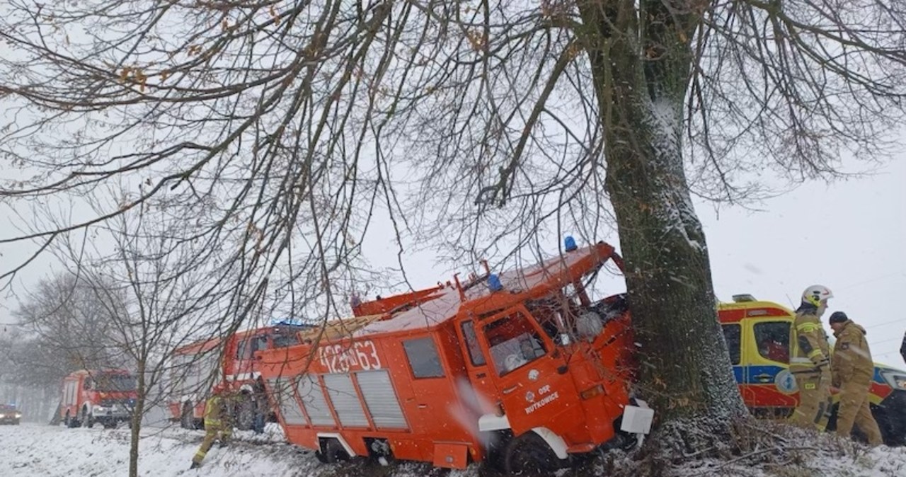 Wóz strażacki uderzył w drzewo. Dwie osoby poszkodowane