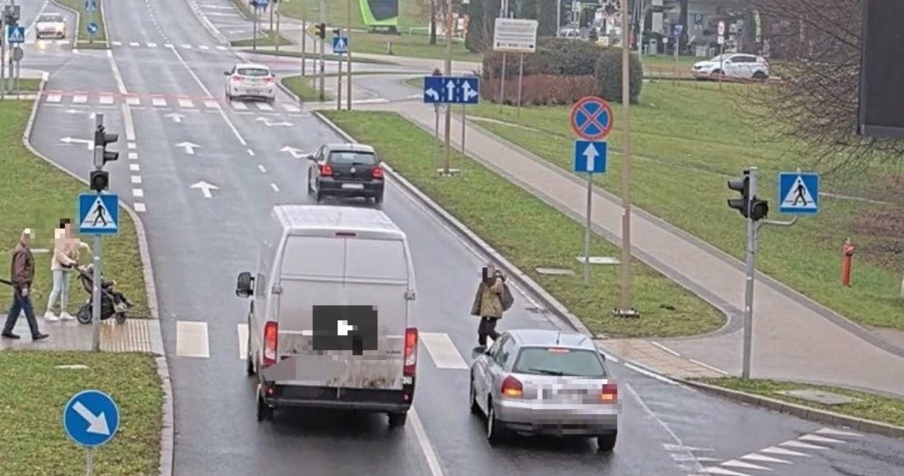 Z telefonem w ręku wszedł na czerwonym świetle na przejście dla pieszych [NAGRANIE]