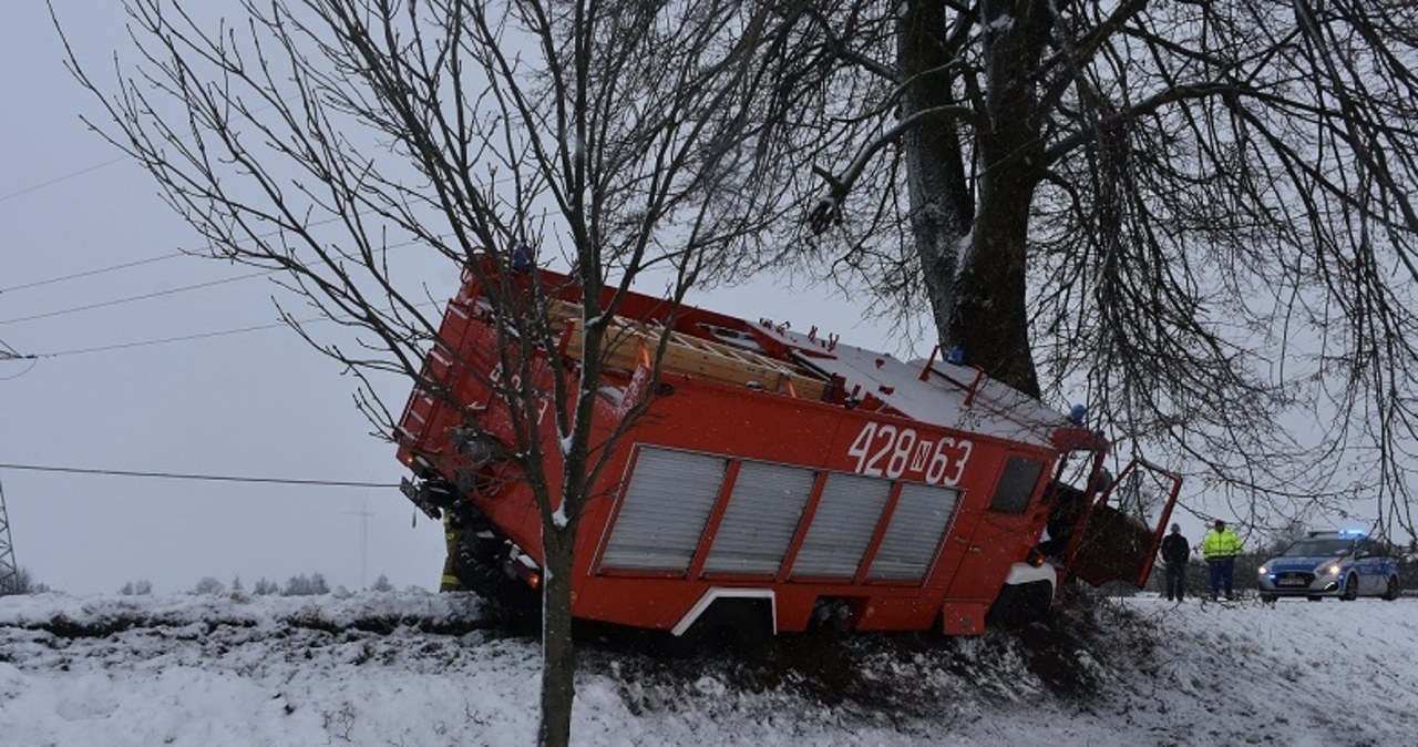Wóz strażacki uderzył w drzewo. Kierowca był pod wpływem alkoholu