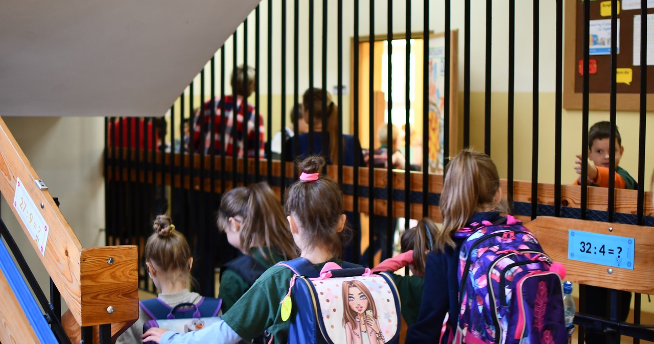 Tychy: Oderwany z sufitu tynk spadł na uczniów