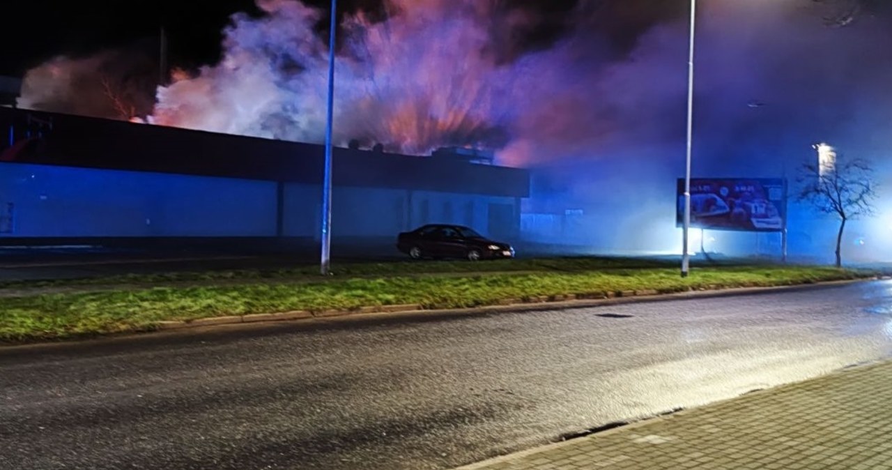 Pożar wędzarni w Górze. Strażacy mają problem z wodą do gaszenia?