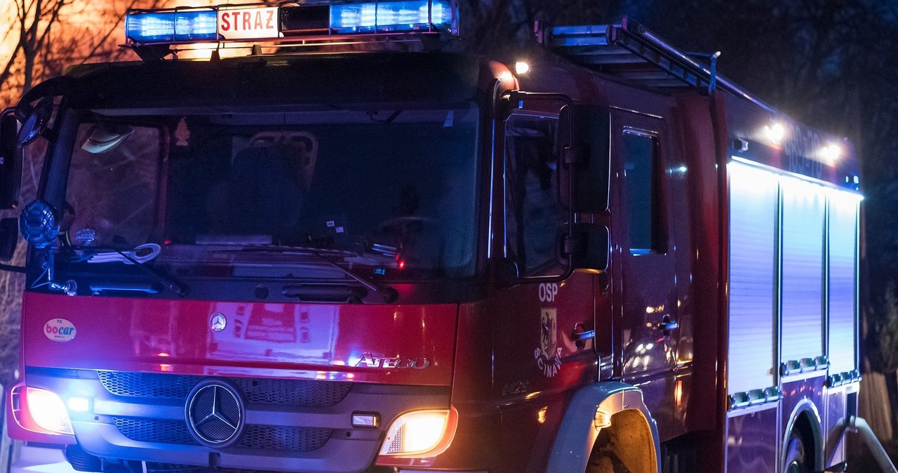 Nocny pożar domu w Redzie. Dwie osoby w szpitalu