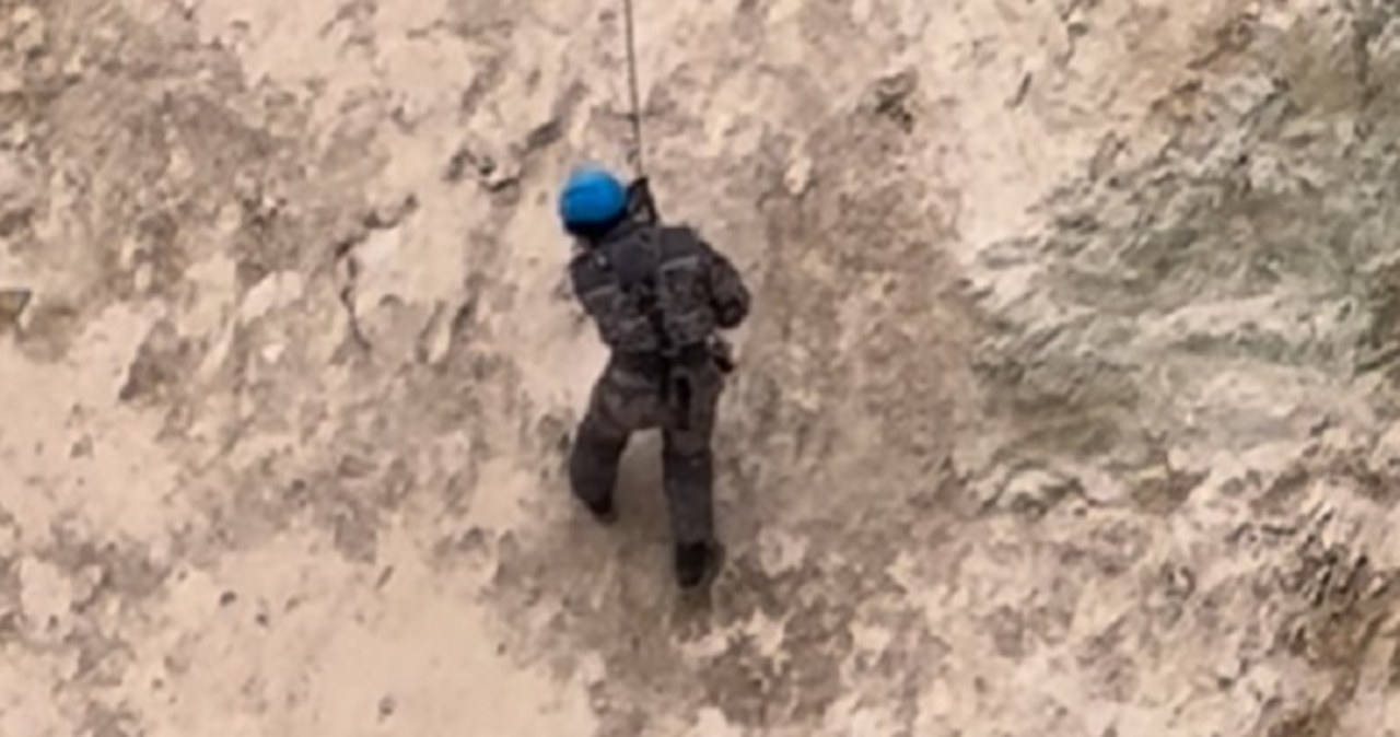 Autobus wpadł do krateru w kopalni. Są ofiary [NAGRANIE]