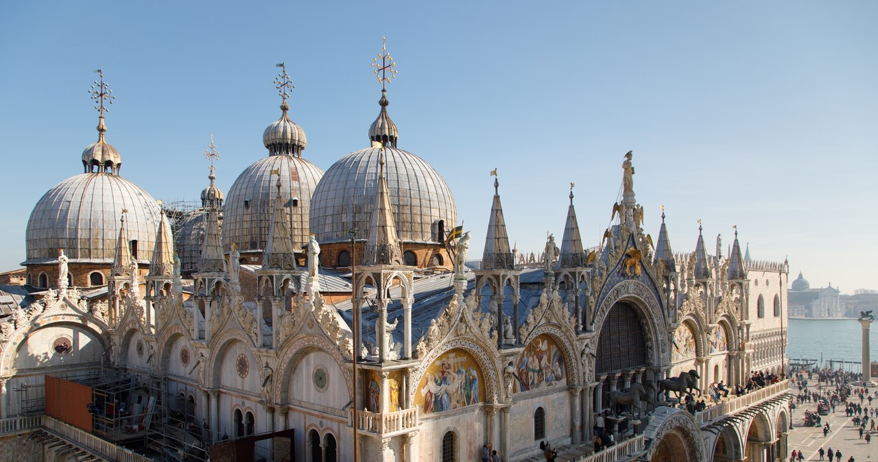 Woda w bazylice św. Marka w Wenecji. Zabrakło ochronnych barier