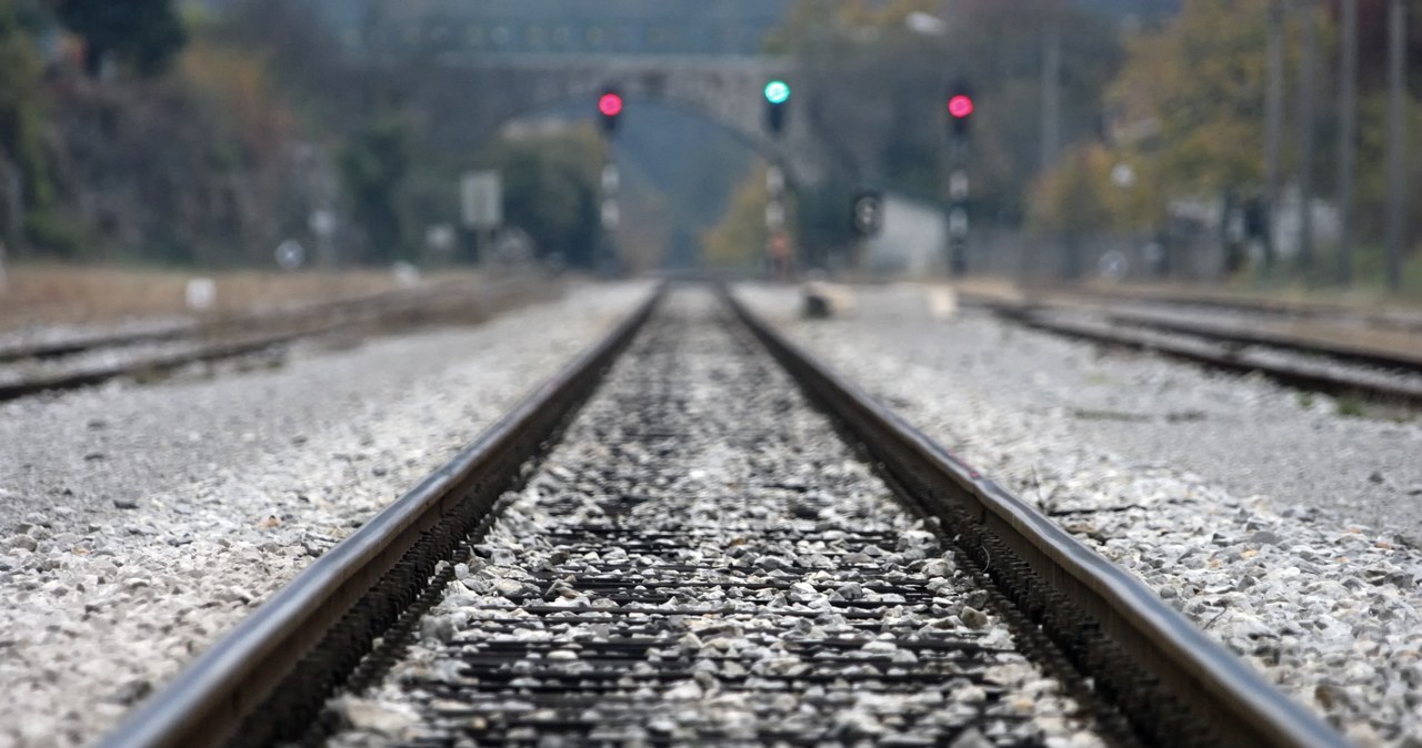 Zderzenie pociągu z autem osobowym. Ranny maszynista