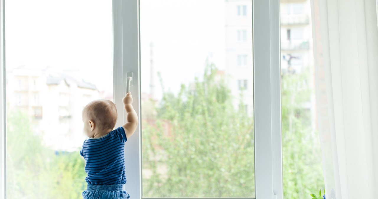 Niespełna 2-letnie dziecko wypadło z okna w Strzelcach Opolskich