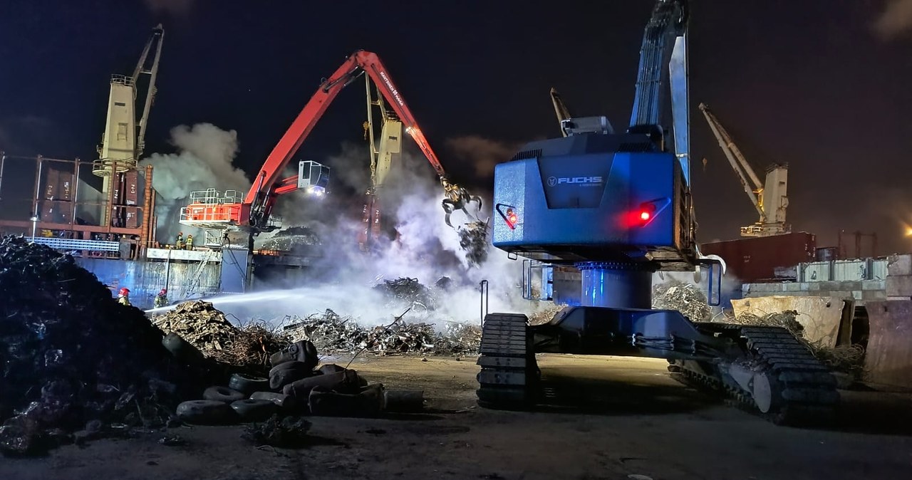 Pożar na terenie portu w Gdańsku. Pali się złom