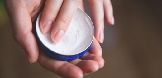 Produkty z apteki za kilka złotych. Prostują zmarszczki niczym żelazko zagniecenia