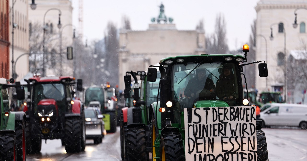 Konwoje traktorów, blokady na drogach. Protest rolników w Niemczech