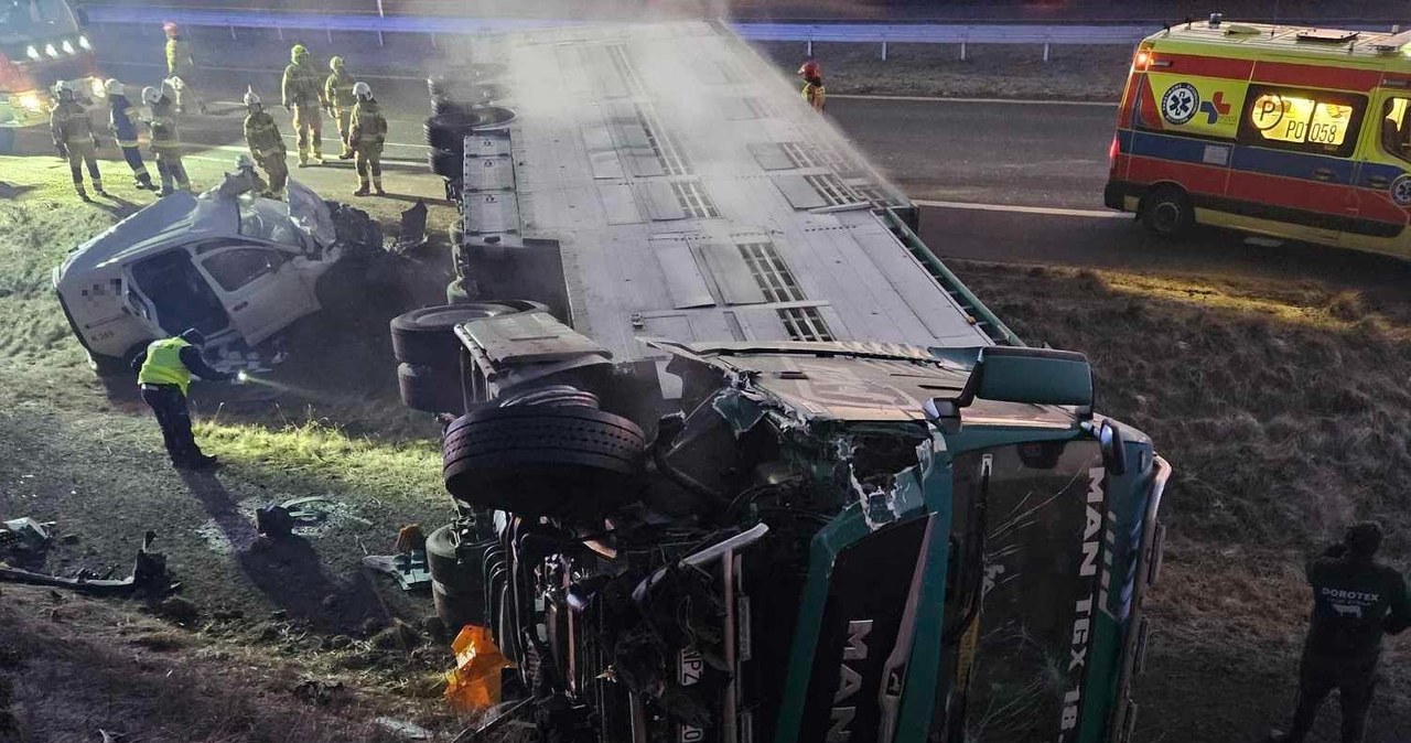 Ciężarówka przewożąca bydło zderzyła się z pojazdem konwojentów