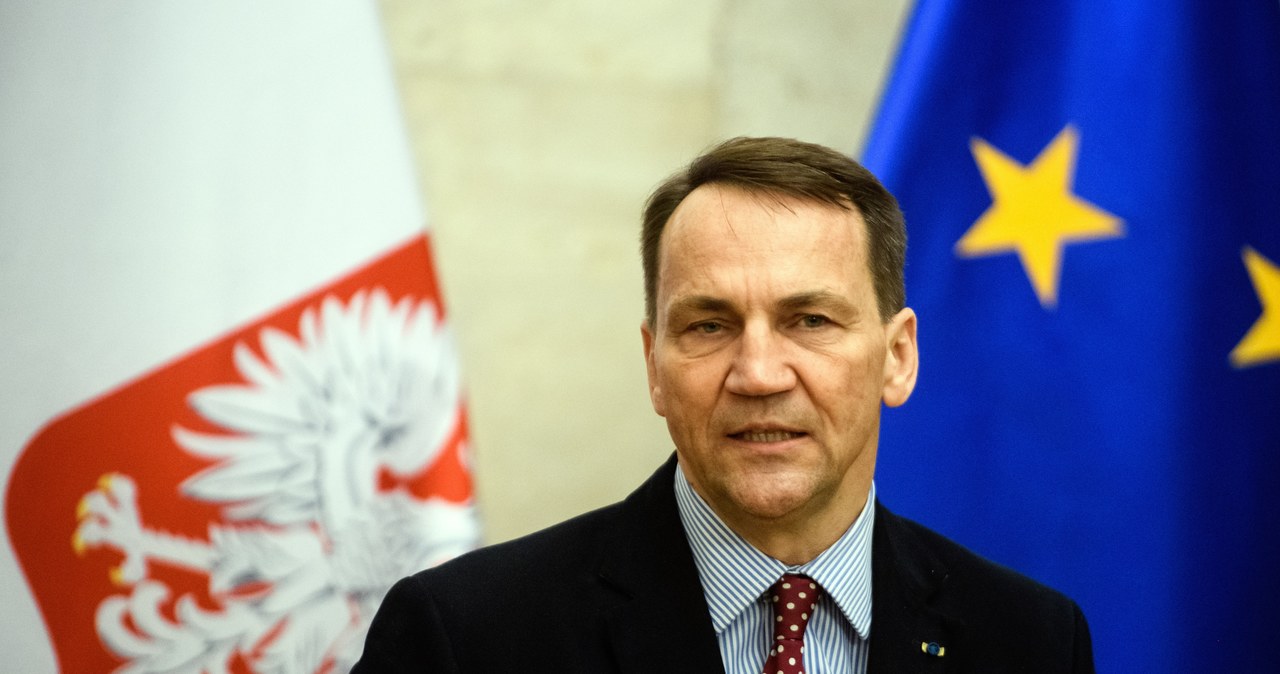 Nowi wiceministrowie w MSZ. Sikorski wręczył nominacje