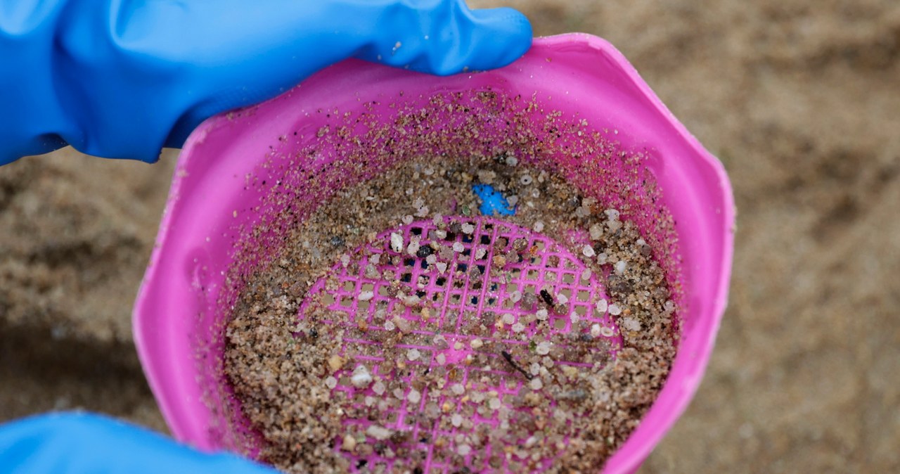 Alert w Hiszpanii: Miliony plastikowych granulek na plażach