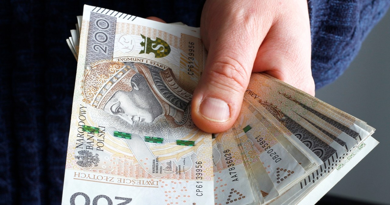 5 tys. zł czeka w krakowskim Biurze Rzeczy Znalezionych. Pieniądze znalazła 13-latka