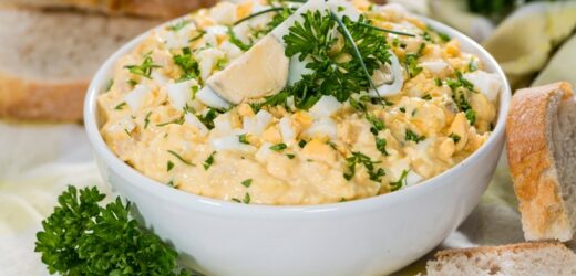 Pasta jajeczna z suszonymi pomidorami: Sycące śniadanie lub ekspresowa kolacja