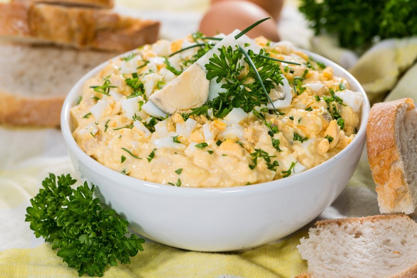 Pasta jajeczna z suszonymi pomidorami: Sycące śniadanie lub ekspresowa kolacja