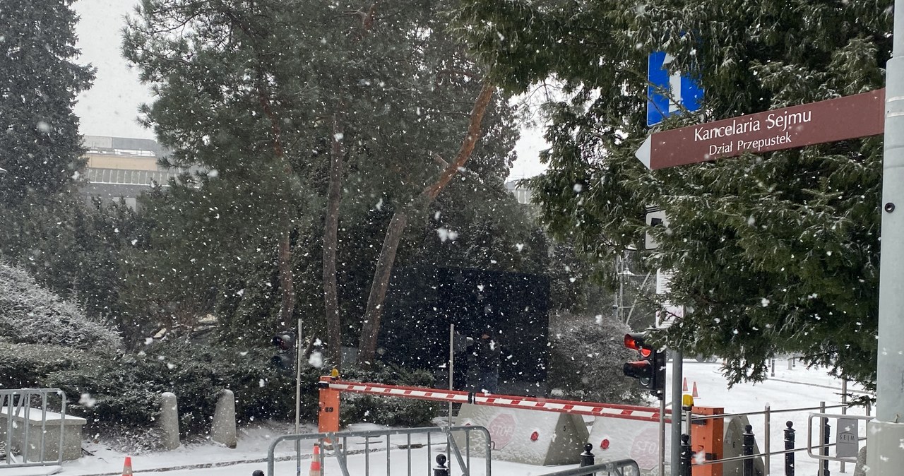 Barierki wróciły przed Sejmem. Dziś marsz zwolenników PiS