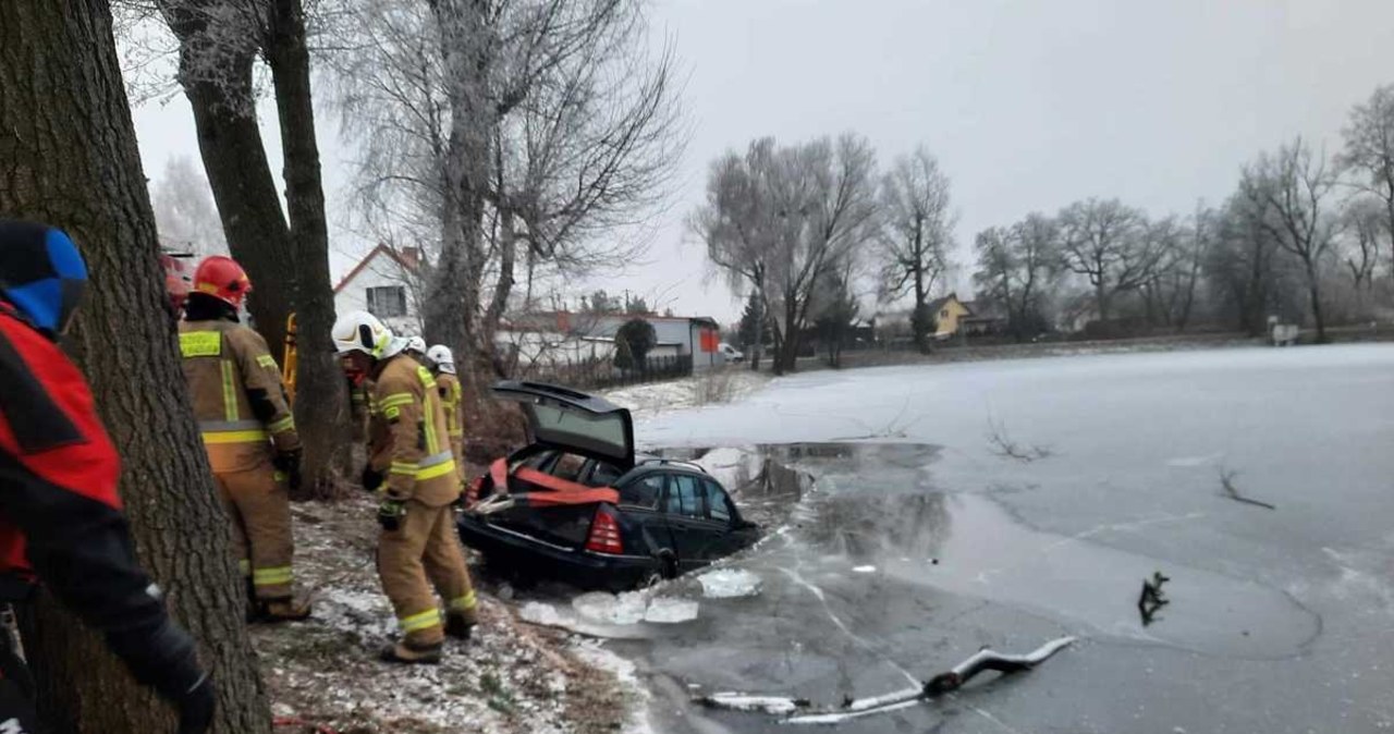 Wpadł mercedesem do zamarzniętego stawu. „Sprawdzał, czy lód jest gruby”