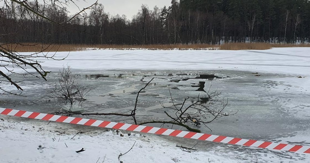 ​Strażacy ratowali konie tonące w jeziorze w Romotach