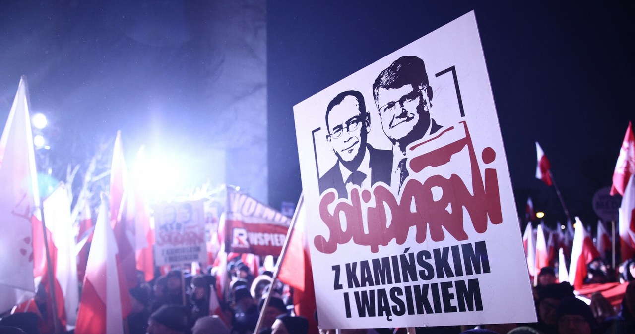Wizerunki Kamińskiego i Wąsika na pomniku AK. Powstańcy oburzeni