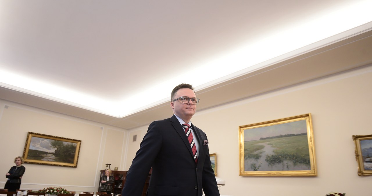 „Niech PiS robi prywatną telewizję, szczęść Boże”. Hołownia broni Sienkiewicza