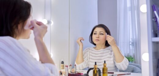 Po 50-tce bezwzględnie unikaj tego kosmetyku. Dodaje lat, podkreśla zmarszczki