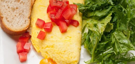 Puszysty jak chmurka omlet babuni. Smakowite śniadanie z prostych składników