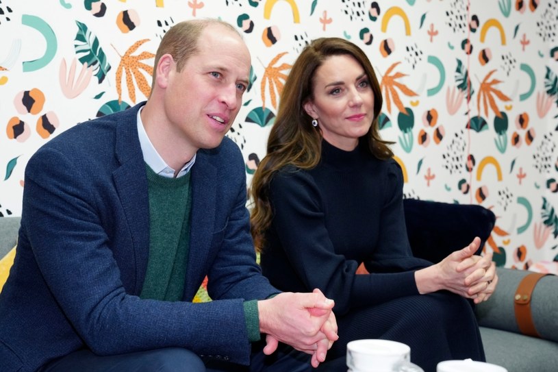 Książę William z poważną miną odwiedza księżną Kate. Poddani zaniepokojeni