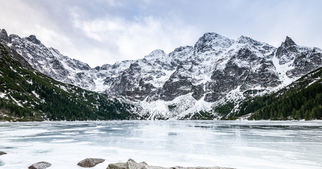 Trudne warunki turystyczne w Tatrach. Morskie Oko „pękło”
