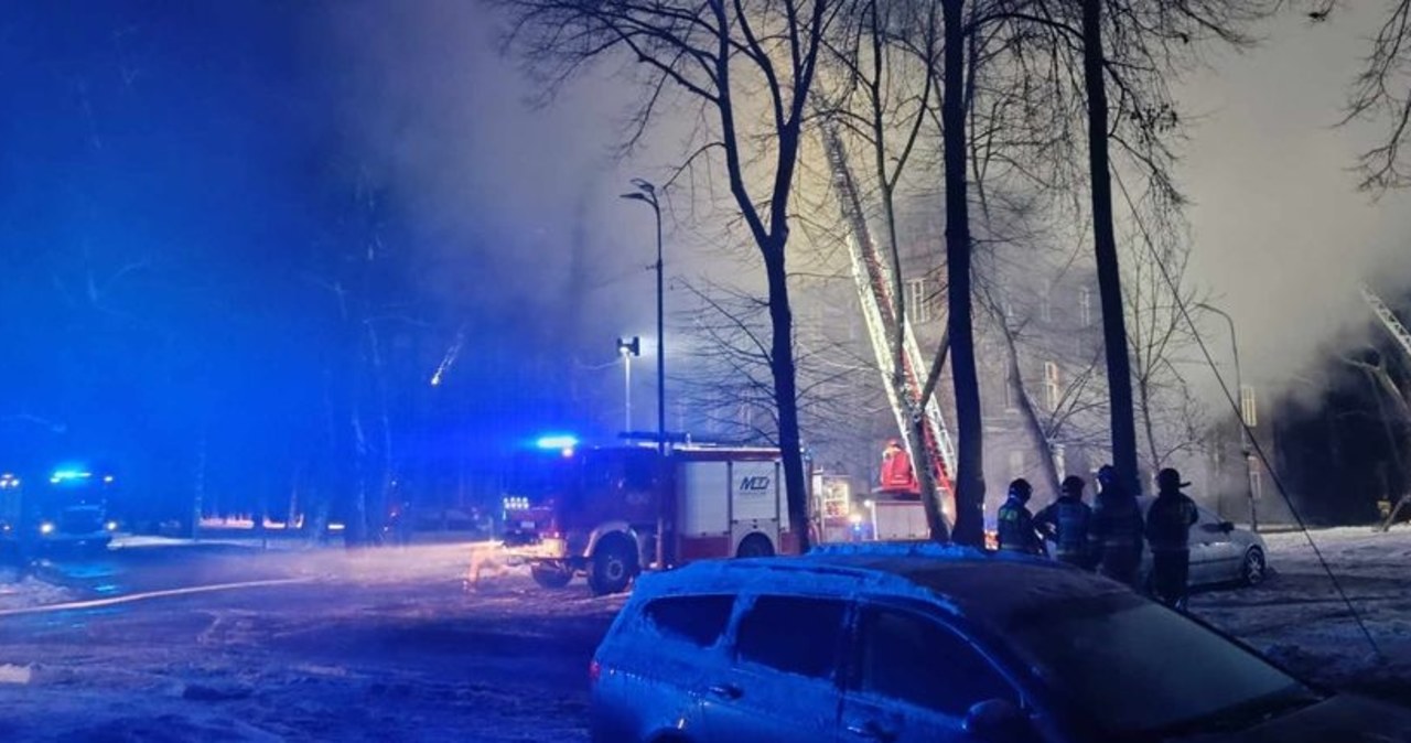 Pożar pustostanu w Bytomiu. Z pobliskiej kamienicy ewakuowano 5 osób