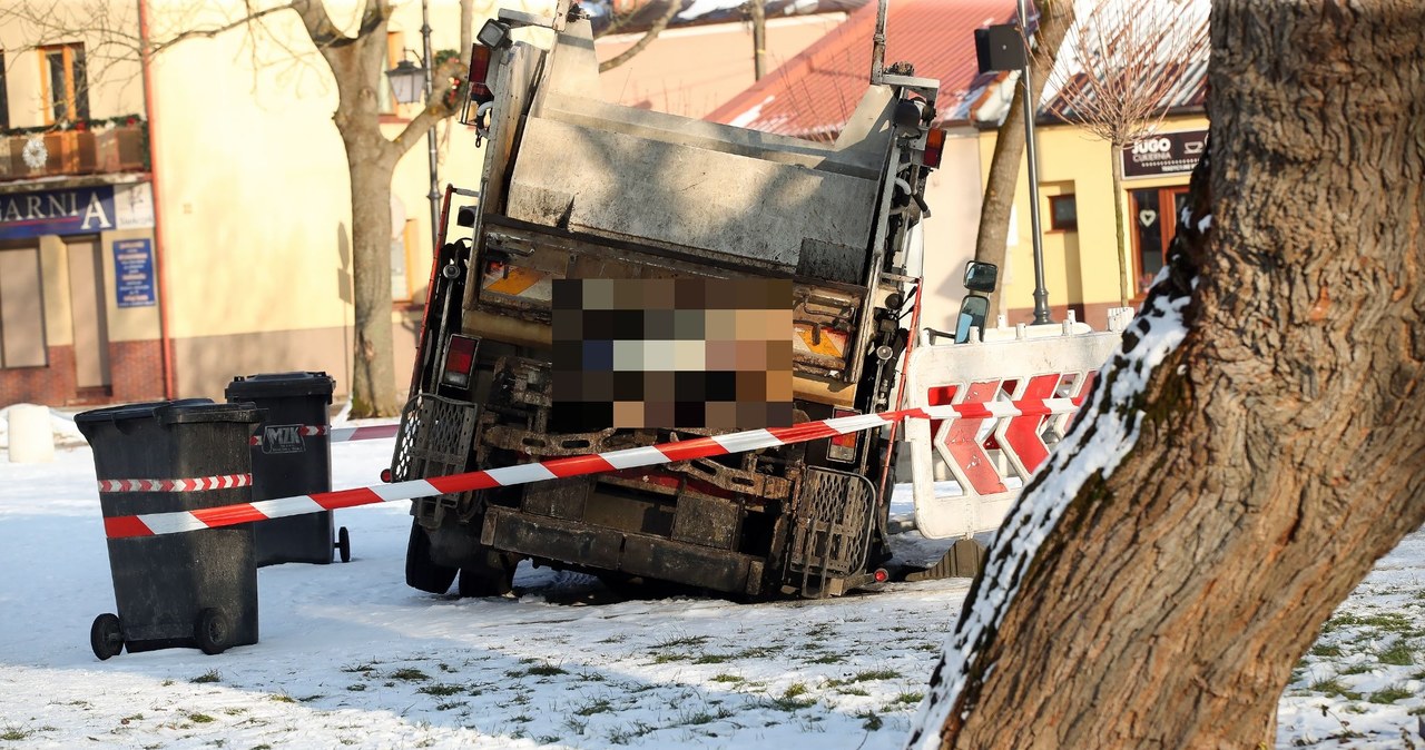 Śmieciarka w fontannie w Rozwadowie [ZDJĘCIA]
