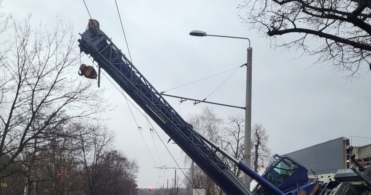 Problemy na al. Niepodległości w Sopocie. Przechylił się dźwig