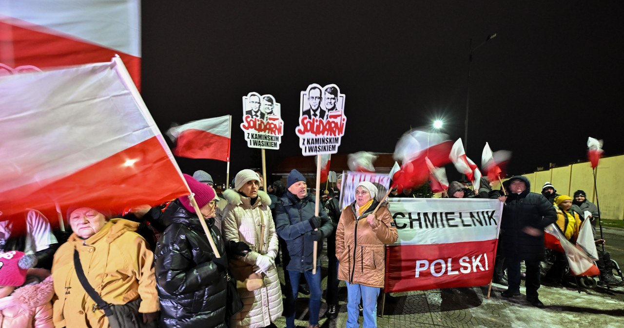 Tłumy ludzi przed aresztem w Radomiu i zakładem karnym w Przytułach Starych