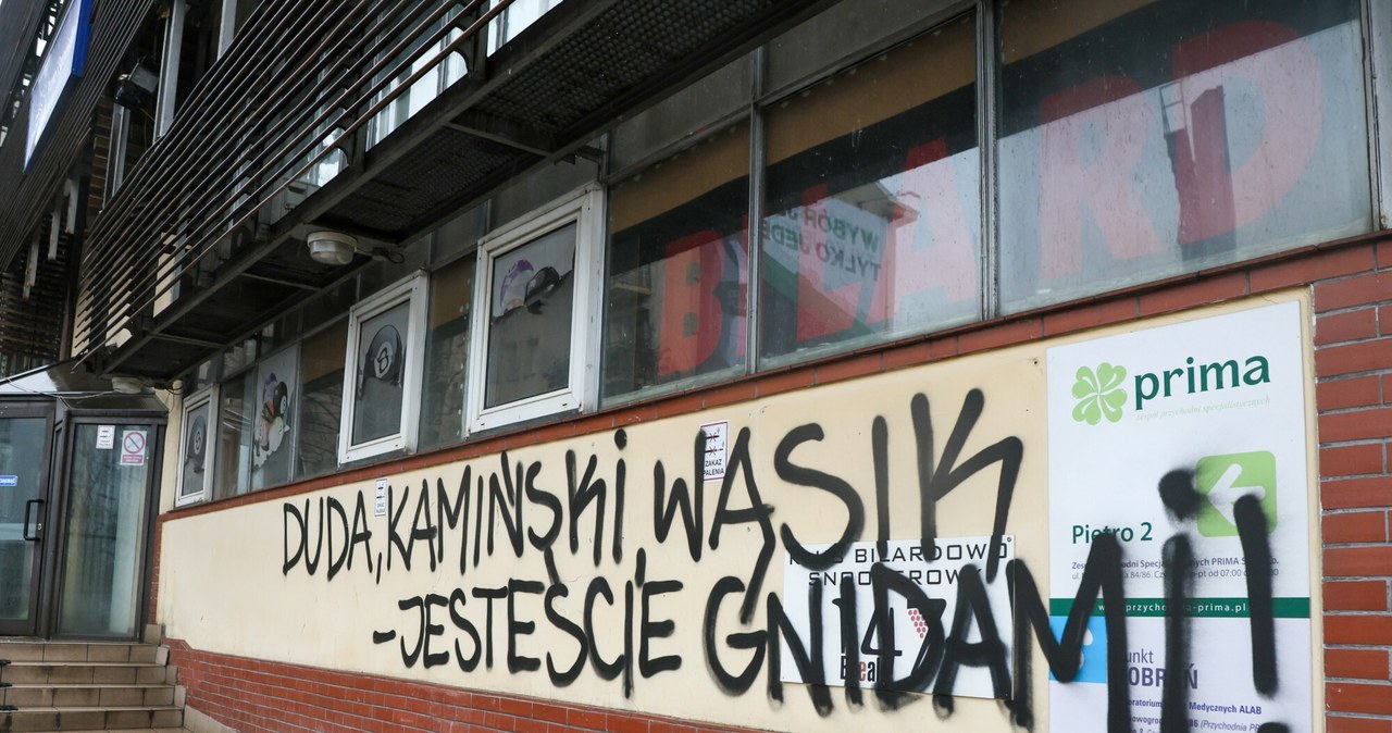 Napis na siedzibie PiS: „Duda, Kamiński, Wąsik – jesteście gnidami!”