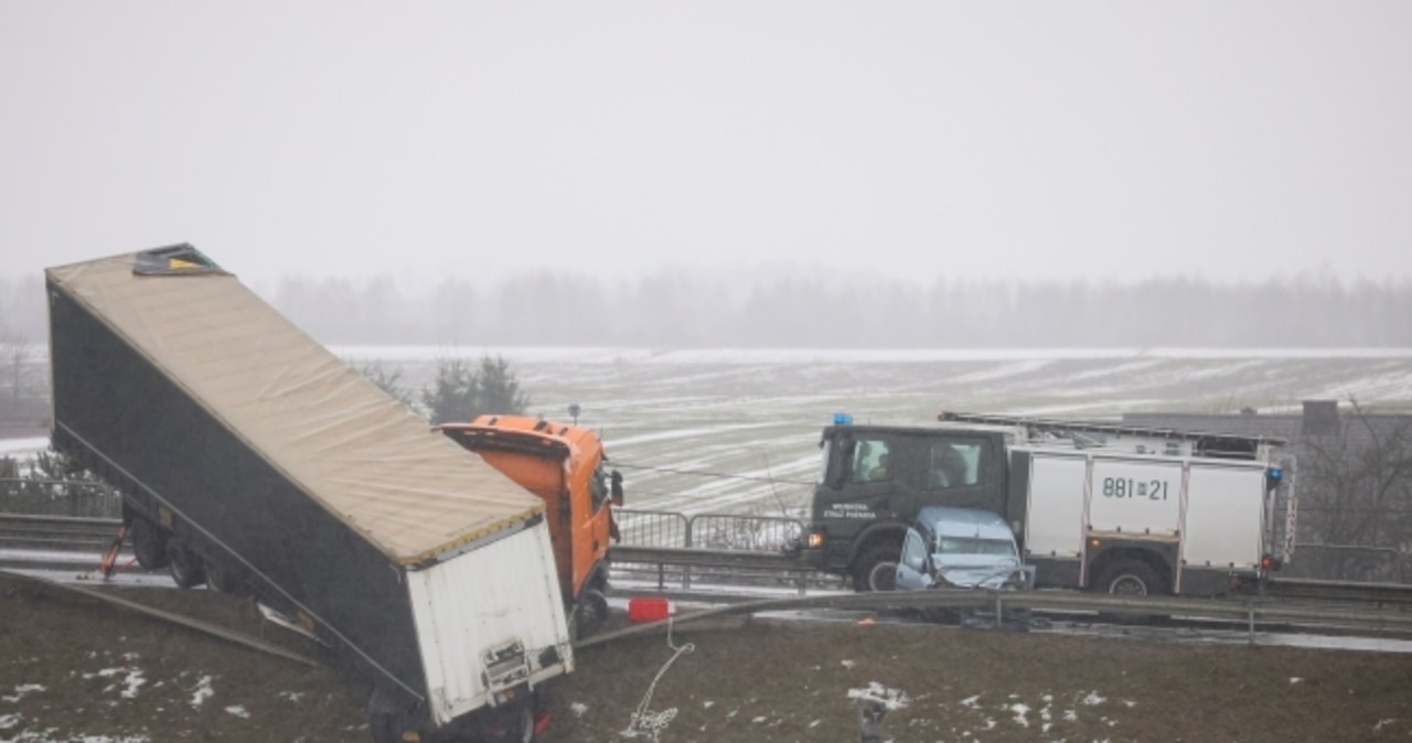 Mazowieckie: Tragiczny wypadek w Kołbieli. Ciężarówka zawisła na barierkach