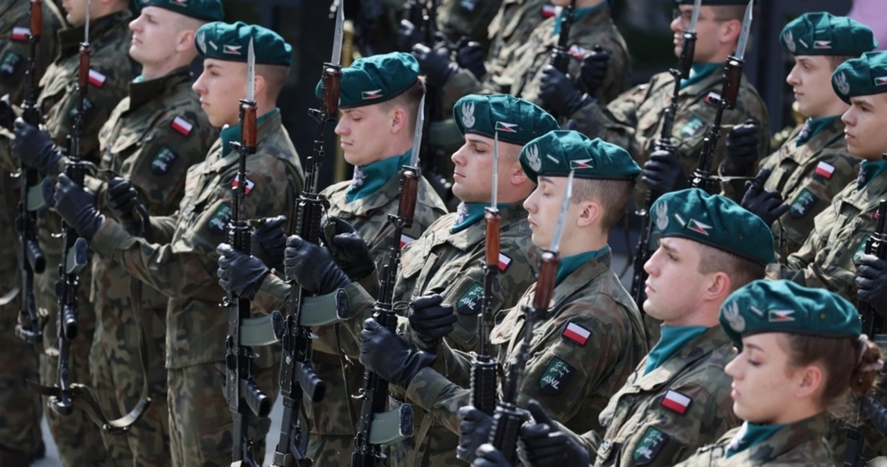 Najdziwniejsza decyzja w historii polskiej armii? Żołnierze mieli oglądać TVP