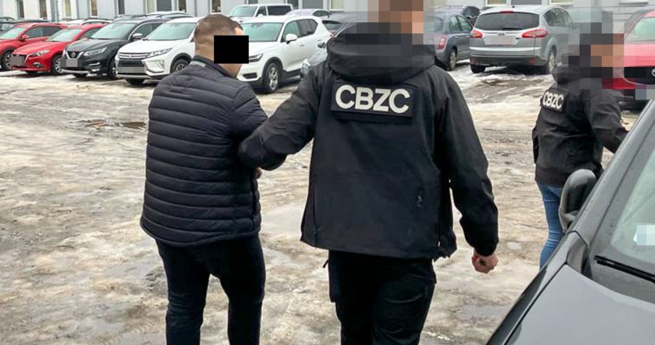 „Pracownicy banku” oszukiwali właścicieli kont. W rękach policji 13 osób