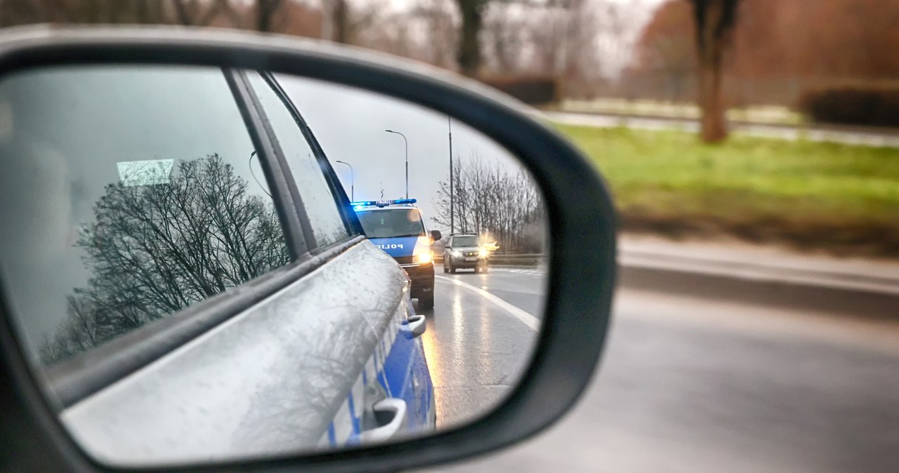 Uciekała przed policją na samej feldze z dzieckiem w aucie