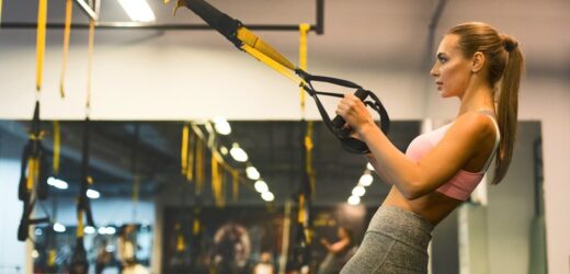Ćwicz godzinę, a spalisz nawet 700 kalorii. Trening TRX to hit