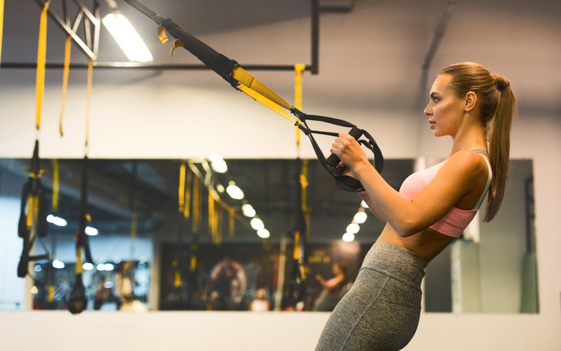 Ćwicz godzinę, a spalisz nawet 700 kalorii. Trening TRX to hit