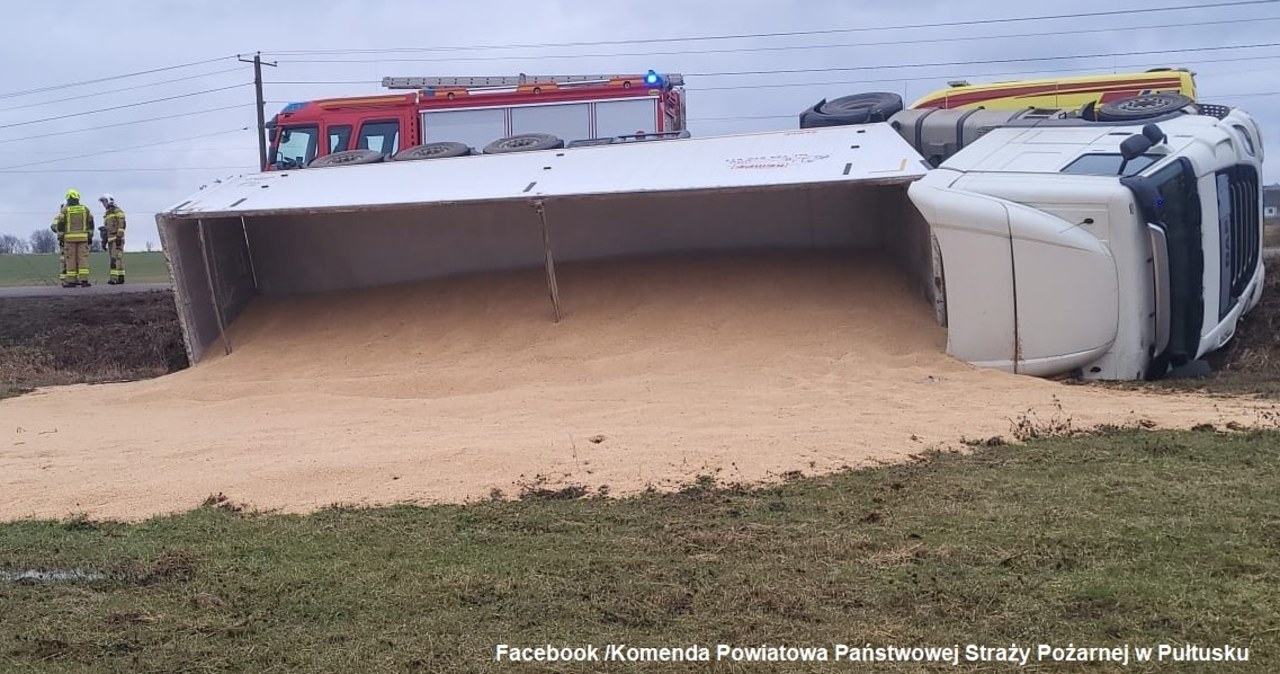 Wypadek ciężarówki koło Pułtuska. Na pole wysypało się zboże
