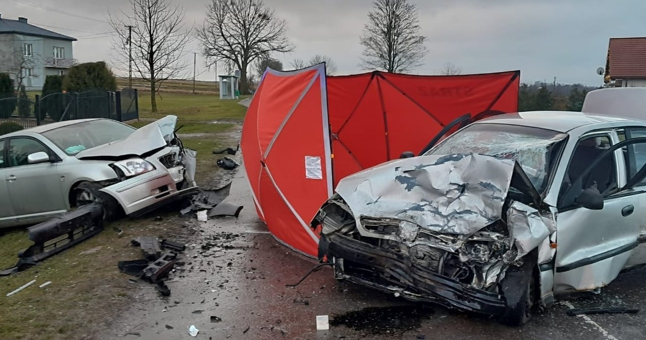 Czołowe zderzenie aut w Lubelskiem. Nie żyje jedna osoba, dwie są w szpitalu