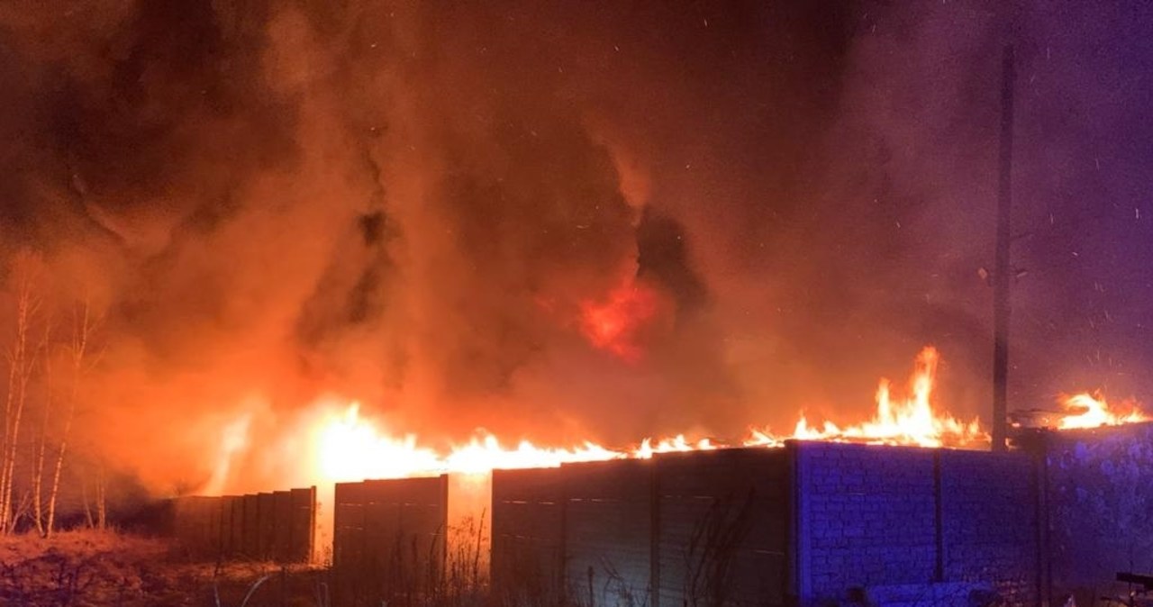 Pożar hali w Rudzie Śląskiej. Podczas akcji gaśniczej zawalił się dach