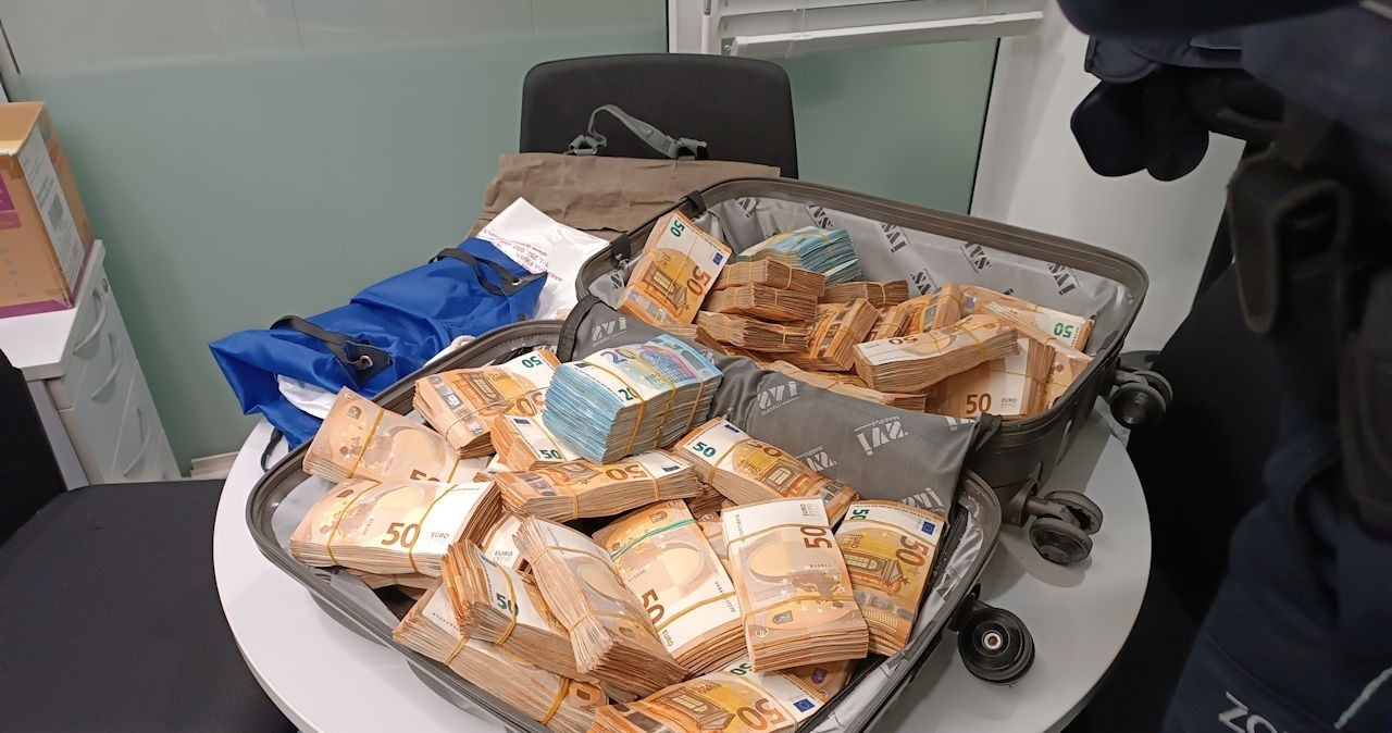 455 tys. euro w walizce. Z takim bagażem Ukrainiec chciał lecieć na Cypr
