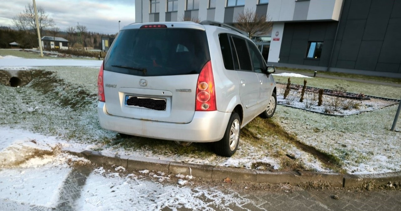 Pijany kierowca zaparkował na trawniku przed komendą policji