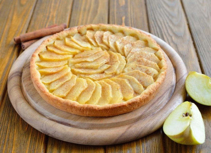 Tarta z budyniem i jabłkami. Kruchy przysmak do popołudniowej kawy